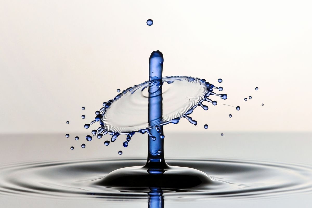 Gota de agua sobre superficie clara, imagen neutra