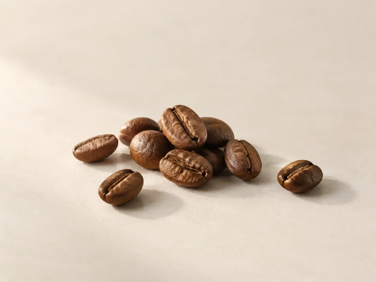Folinove Granos de café tostado sobre fondo crema